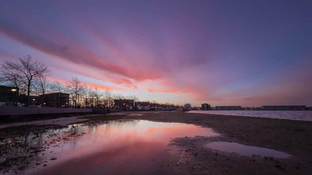Beter Fotograferen met je Smartphone: Drie Slimme Tips voor de Juiste Compositie 8 Smartphone fotografie tijdens de zonsopkomst. De compositie verbeterde door de plas en reflectie in de voorgrond op te nemen.