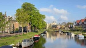 Invoerende lijnen in smartphone fotografie: de gracht voert je de diepte in.
