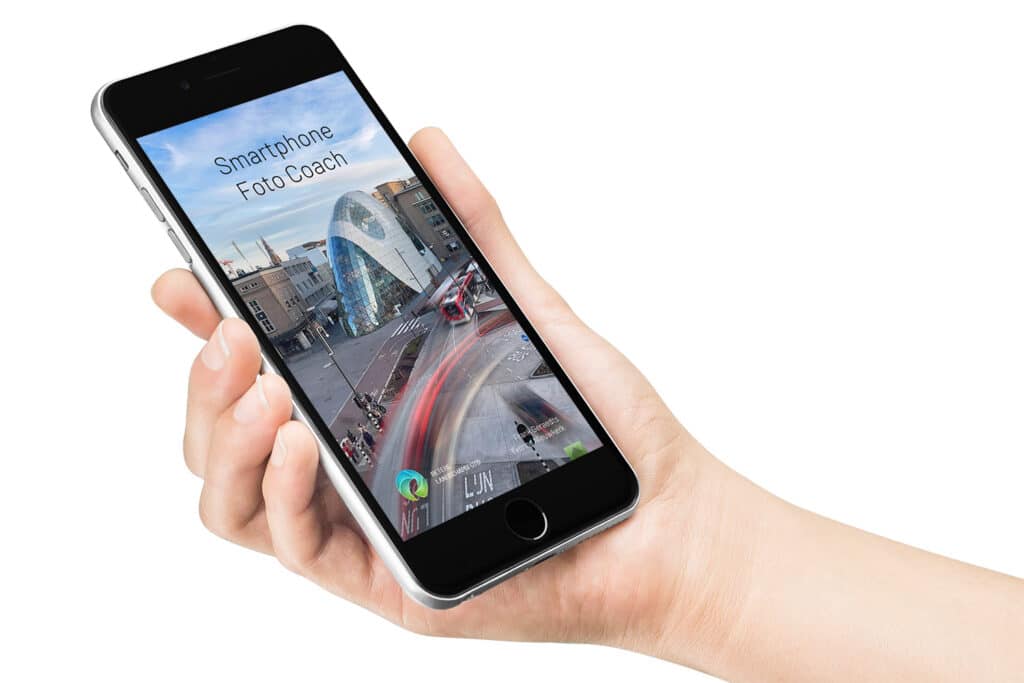 mockup template of a latin female holding iphone 6 plus a10776 cover foto product website Betere Landschapsfoto