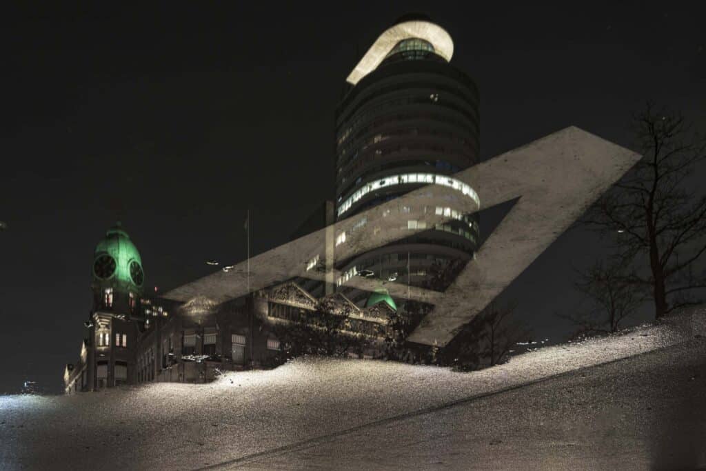 Architectuur en avondfotografie: gids voor het fotograferen in de stad in het donker 4 Hotel New York in een weerspiegeling