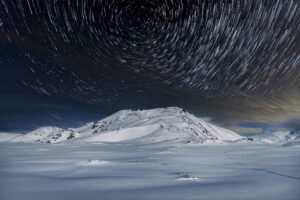 De ultieme handleiding voor het fotograferen van star trails: stappen, tips en nabewerking 7 Startrail boven besneeuwde bergen