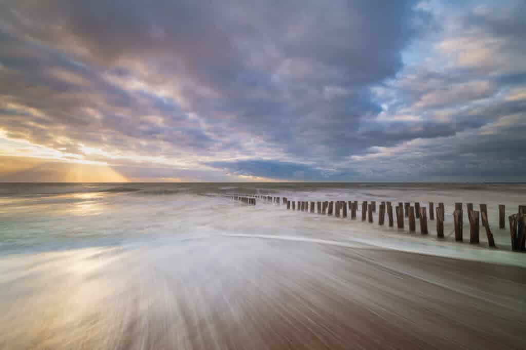 Paaltjes in de branding in Westkapelle