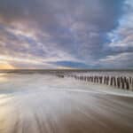 Fotograferen aan zee - 10 belangrijke tips voor aantrekkelijke kustfoto’s Paaltjes in de branding in Westkapelle