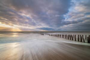 Fotograferen aan zee - 10 belangrijke tips voor aantrekkelijke kustfoto’s 10 Paaltjes in de branding in Westkapelle
