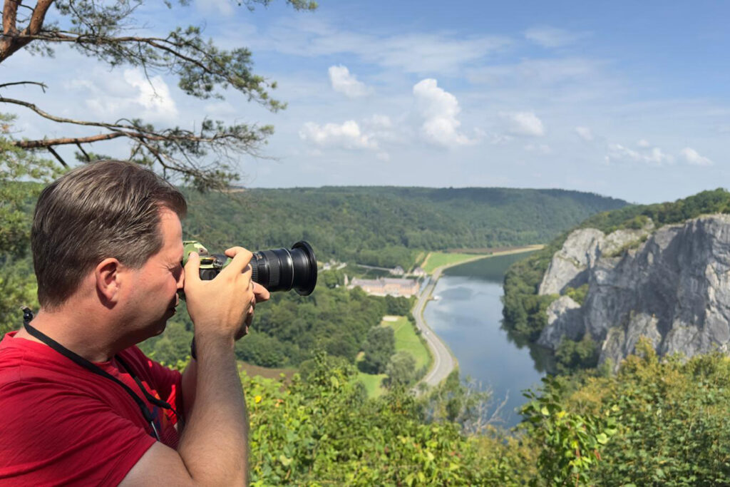 Frank maakt een foto van de Maas bij Freyr.