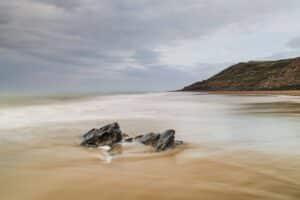 Fotograferen tussen eb en vloed aan de Opaalkust: tips en inspiratie 3 Stenen in het water aan de Opaalkust.