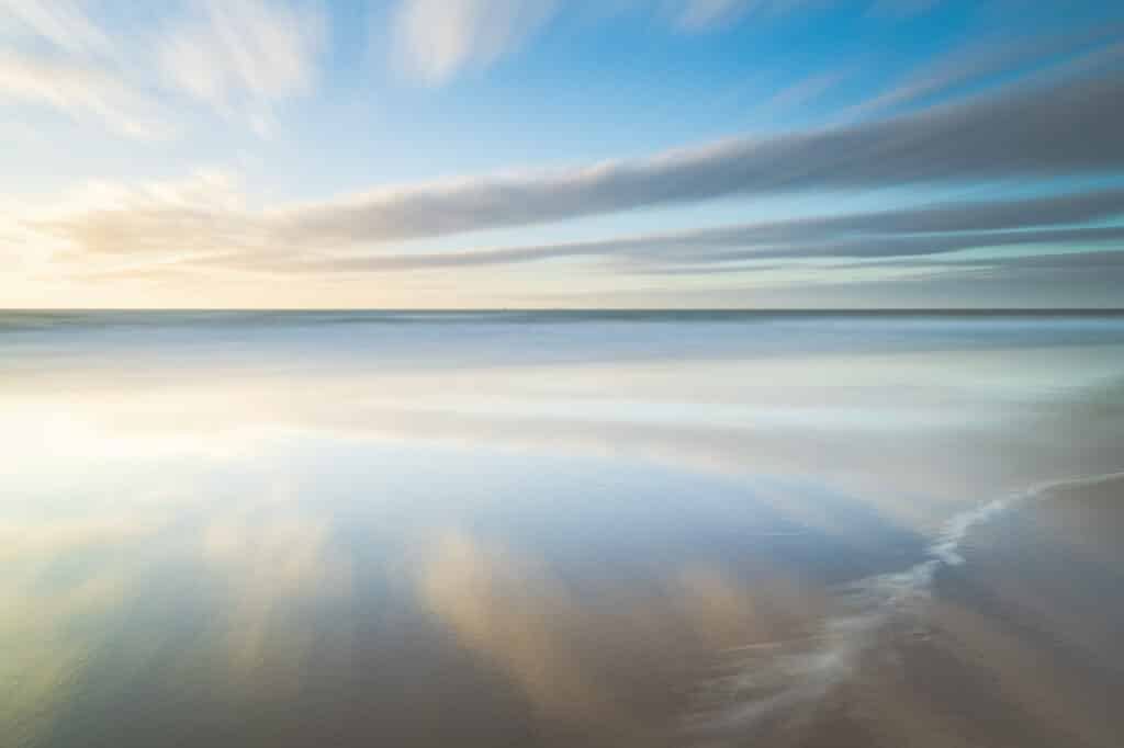 Filters: wat doen ze echt – en wanneer gebruik je ze (niet)? 2 Strand met wolken en reflectie.