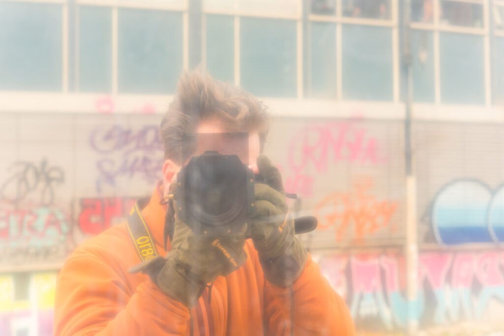 Zelfportret: reflectie in ruit.