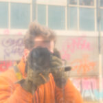 Reflectie verwijderen in Lightroom Classic: zo werkt het Zelfportret: reflectie in ruit.