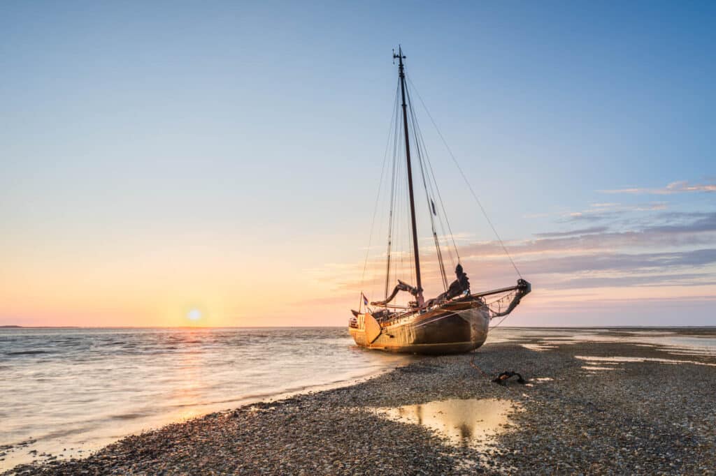 Flatbottom Willem Jacob at low tide Wadden Sea The Netherlands Betere Landschapsfoto