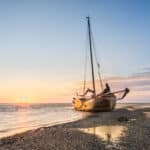 10 Fototips voor juli: wat fotografeer je in de zomer? Platbodem Willem Jacob op het wad.