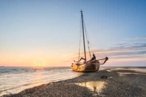 10 Fototips voor juli: wat fotografeer je in de zomer? 9 Platbodem Willem Jacob op het wad.