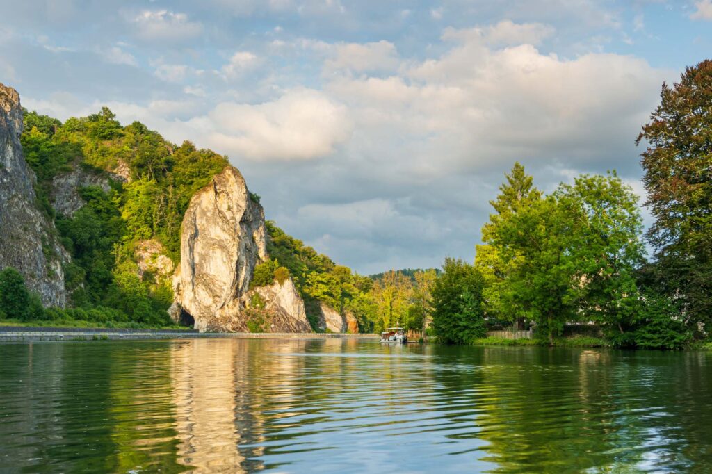 Wat kun je fotograferen in augustus? 3 Rotsen langs de Maas bij Anseremme.