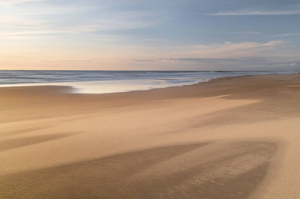 Minimalistisch beeld aan de kust